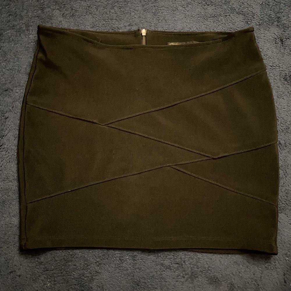 Black pencil skirt. Size Large.
